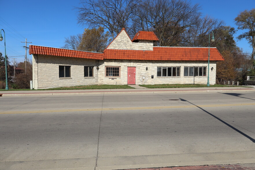 108 W Main St, Whitewater, WI for sale - Primary Photo - Image 1 of 1