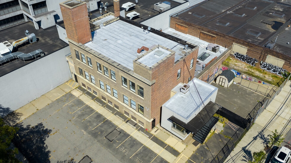 11-17 43rd Ave, Long Island City, NY for lease - Building Photo - Image 2 of 19