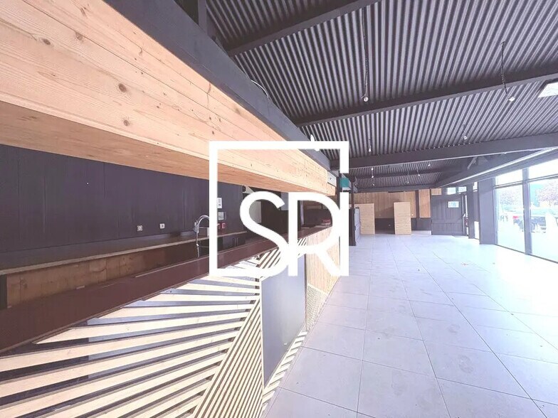 Retail in Clermont-Ferrand for lease - Building Photo - Image 1 of 10