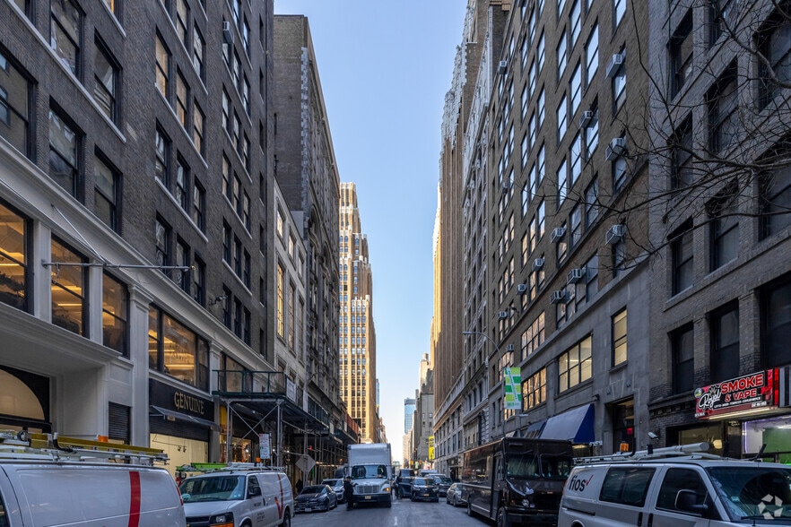 256-258 W 36th St, New York, NY for lease - Building Photo - Image 2 of 5