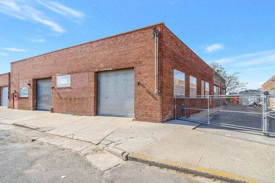 111 Madison Ave, Hempstead, NY for lease - Building Photo - Image 1 of 16