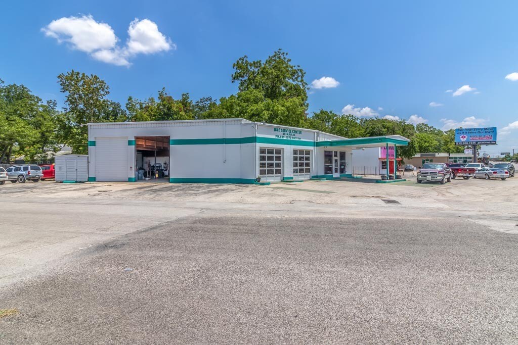 211 N Business Ih 35, New Braunfels, TX 78130 B&C Service Center