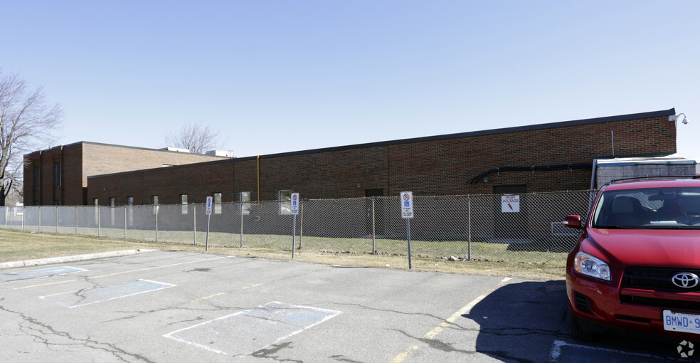 2060 Walkley Rd, Ottawa, ON for lease - Building Photo - Image 3 of 4