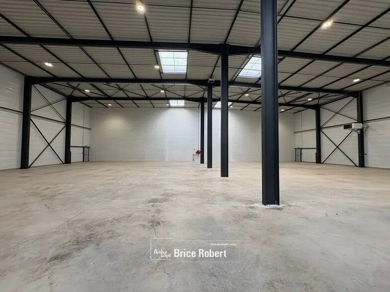 Flex in Heyrieux for lease - Interior Photo - Image 2 of 7