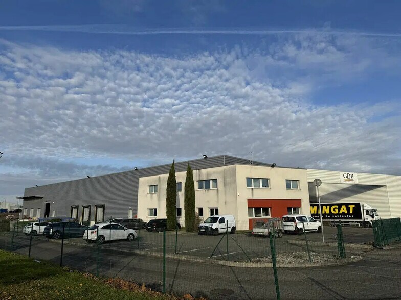 Office in Meyzieu for lease - Building Photo - Image 1 of 4