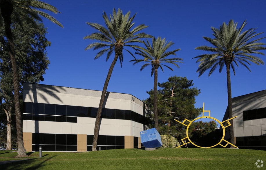 621 E Carnegie Dr, San Bernardino, CA for lease - Building Photo - Image 2 of 7