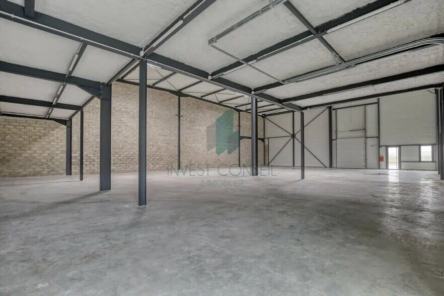 Flex in Persan for lease - Building Photo - Image 2 of 10