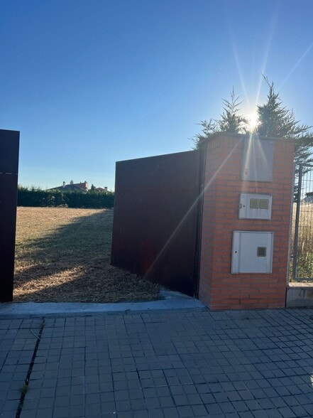 Calle Sierra de Gredos, 26, Aldeamayor de San Martín, Valladolid for sale - Building Photo - Image 3 of 18