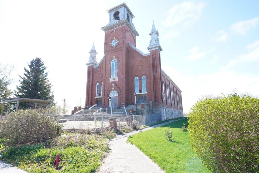 7119 Tecumseh Rd, Lakeshore, ON for sale - Primary Photo - Image 1 of 1