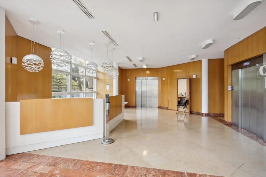 1 Rue Jacques Henri Lartigue, Issy-les-Moulineaux for lease - Lobby - Image 3 of 12
