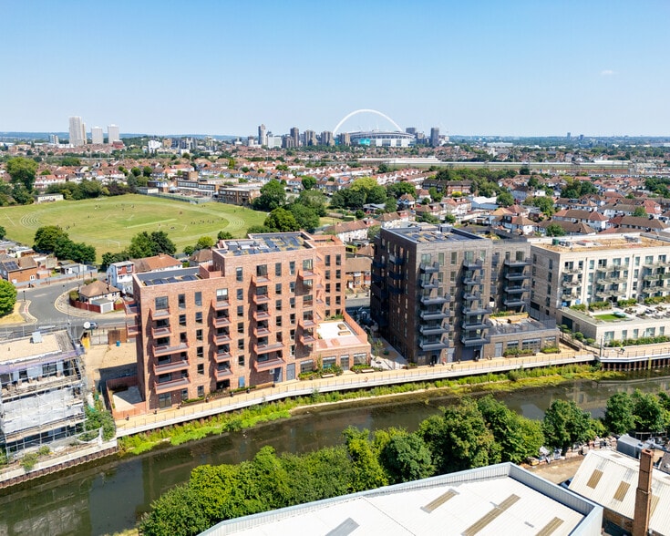 100 Beresford Av, Wembley for sale - Building Photo - Image 1 of 1