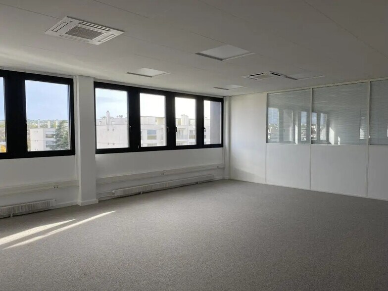 147 Avenue Paul Doumer, Rueil-Malmaison for lease - Building Photo - Image 2 of 8