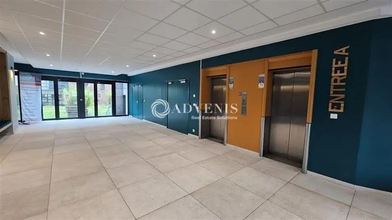 Office in Roubaix for lease - Lobby - Image 2 of 8