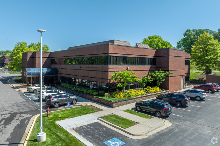 5330 N Oak Tfwy, Kansas City, MO for lease - Primary Photo - Image 1 of 9