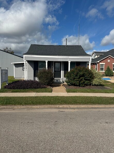 117 E Myrtle St, Angleton, TX for lease - Building Photo - Image 1 of 3