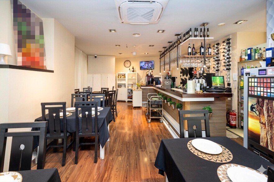 Retail in Granada for sale - Interior Photo - Image 2 of 20