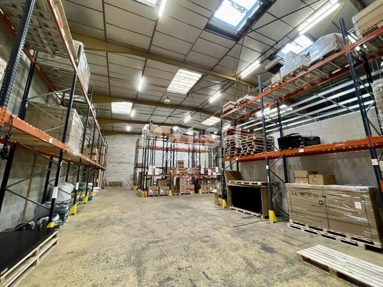 Retail in Irigny for lease - Interior Photo - Image 2 of 8