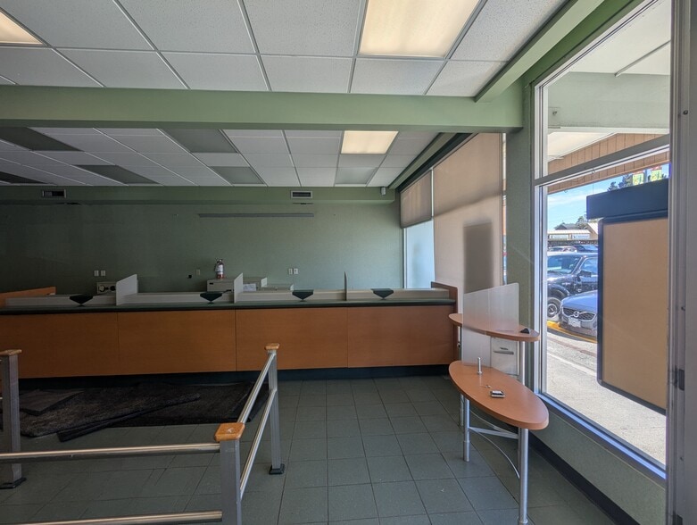 1516-1590 Fairfield Rd, Victoria, BC for lease - Interior Photo - Image 3 of 5