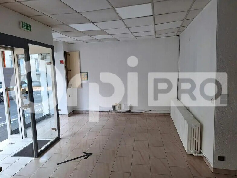 Retail in Compiègne for lease - Building Photo - Image 3 of 5