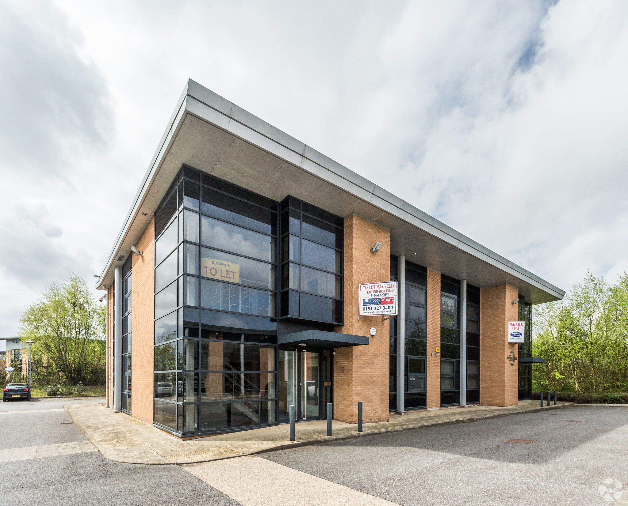 De Havilland Dr, Liverpool for lease Primary Photo- Image 1 of 10