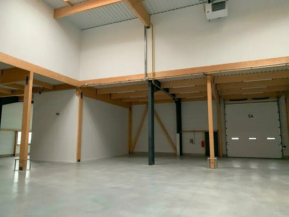 Flex in Saint-Bonnet-de-Mure for lease Interior Photo- Image 1 of 10