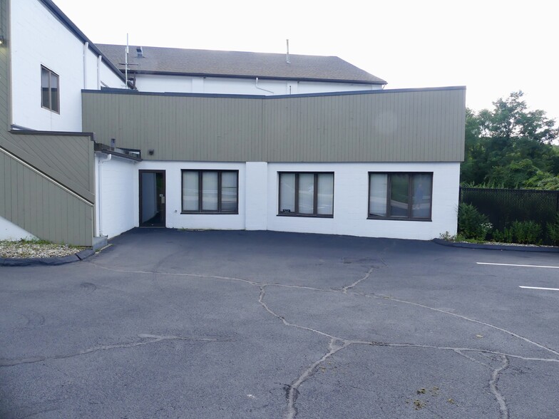 454 Boston Post Rd, Waterford, CT for lease - Building Photo - Image 1 of 15