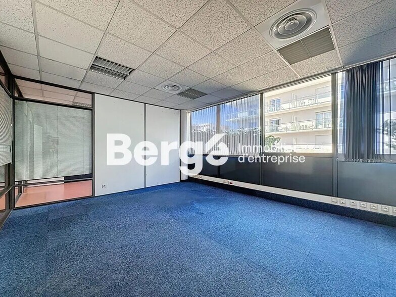 Office in Antibes for lease - Interior Photo - Image 3 of 14