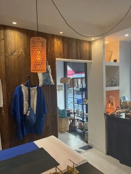 Retail in Paris for lease - Interior Photo - Image 2 of 5
