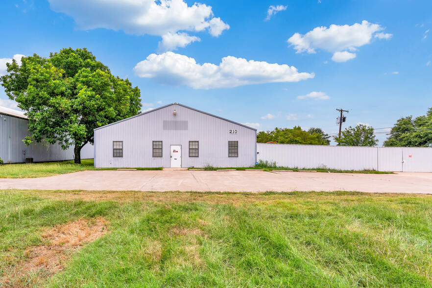 210 Shelby Rd, Fort Worth, TX for sale - Building Photo - Image 1 of 1