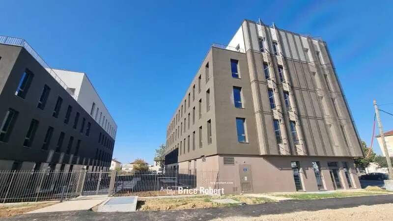 Office in Décines-Charpieu for lease Building Photo- Image 1 of 6