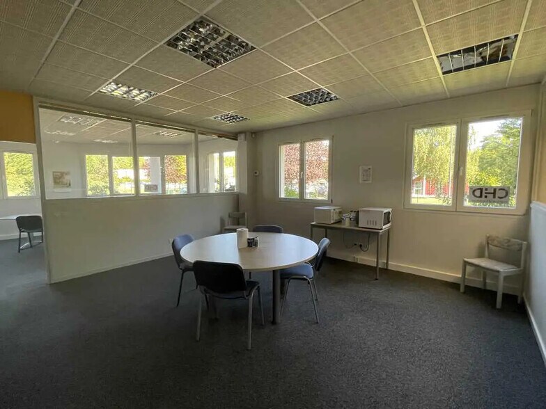 Office in Beauvais for lease - Interior Photo - Image 3 of 6