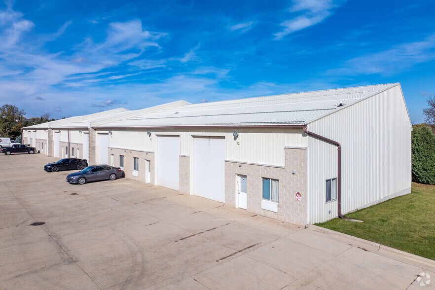 2395-2415 Stonebridge Cir, West Bend, WI for sale - Primary Photo - Image 1 of 1