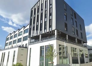 Flex in Lyon for lease Building Photo- Image 1 of 1