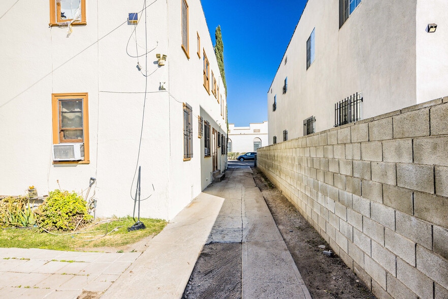 2752 W 15th St, Los Angeles, CA for sale - Building Photo - Image 3 of 7