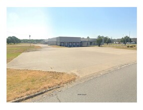 100 Queensway St, Searcy, AR for lease Building Photo- Image 1 of 5