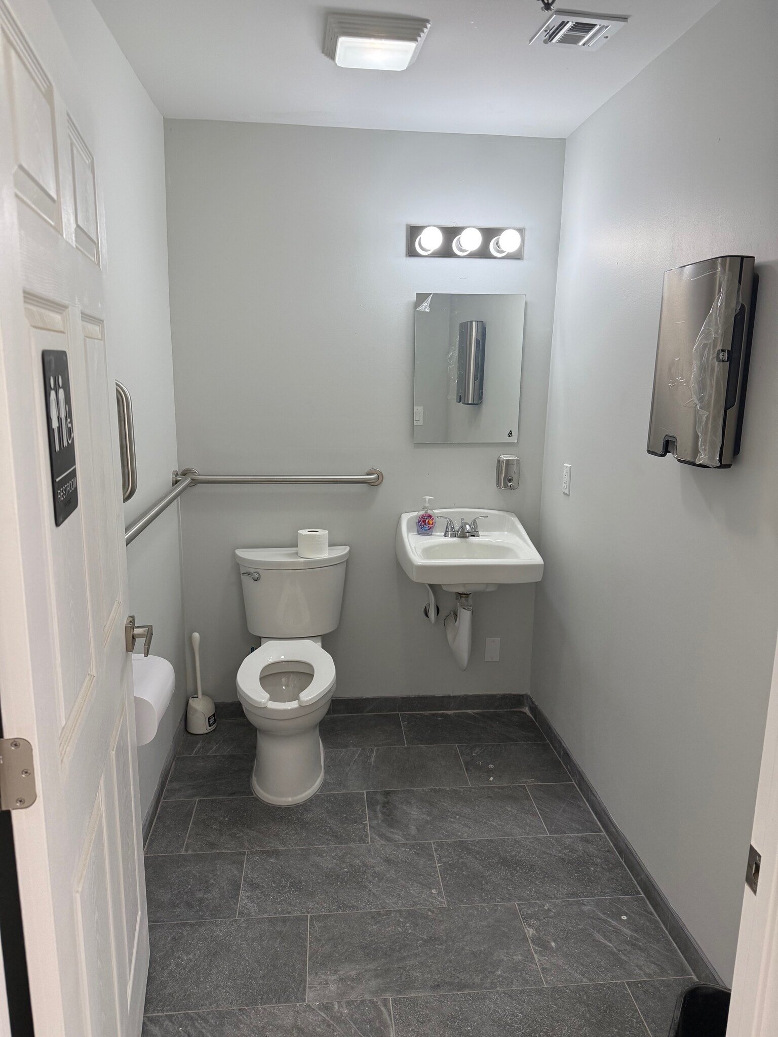 419-437 Hawkins Ave, Ronkonkoma, NY for lease Interior Photo- Image 1 of 6