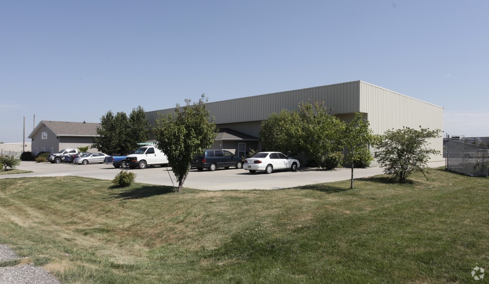 1305-1325 Lew Ross Rd, Council Bluffs, IA for sale - Primary Photo - Image 1 of 1