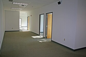 5 Walnut Grove Dr, Horsham Township, PA for lease Interior Photo- Image 2 of 6