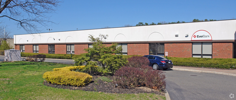 11 Oval Dr, Islandia, NY for lease - Building Photo - Image 2 of 7