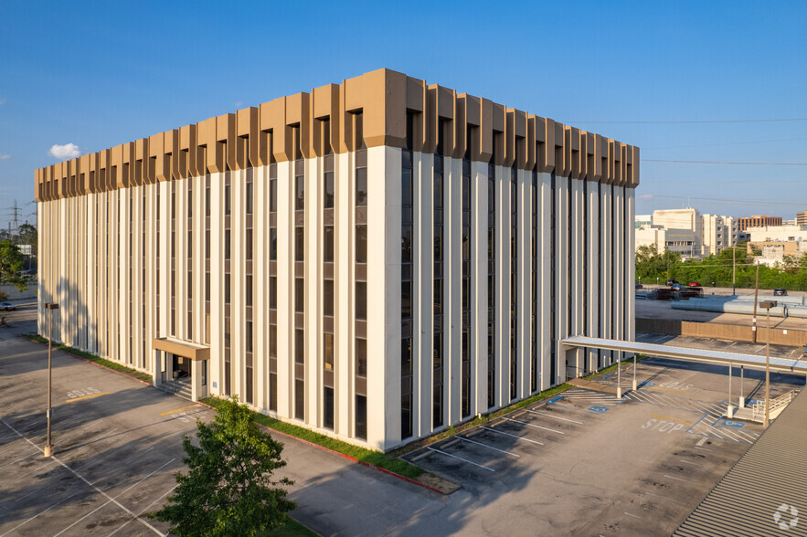 1919 N Loop W, Houston, TX for lease - Building Photo - Image 3 of 15