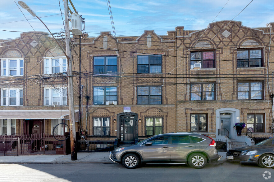 54 Lincoln Ave, Brooklyn, NY for sale - Building Photo - Image 1 of 1