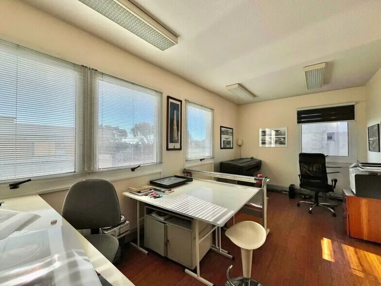 Office in Le Cannet for lease - Interior Photo - Image 2 of 6