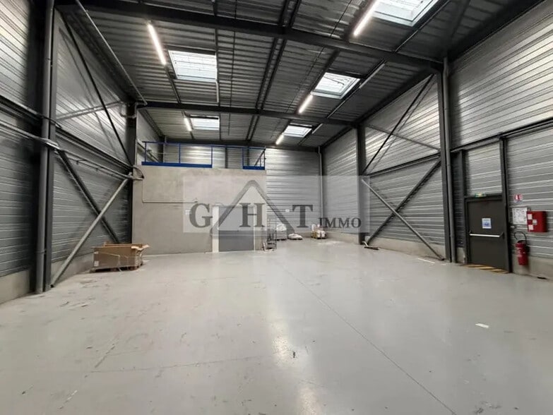 Industrial in Bondoufle for lease - Interior Photo - Image 1 of 4