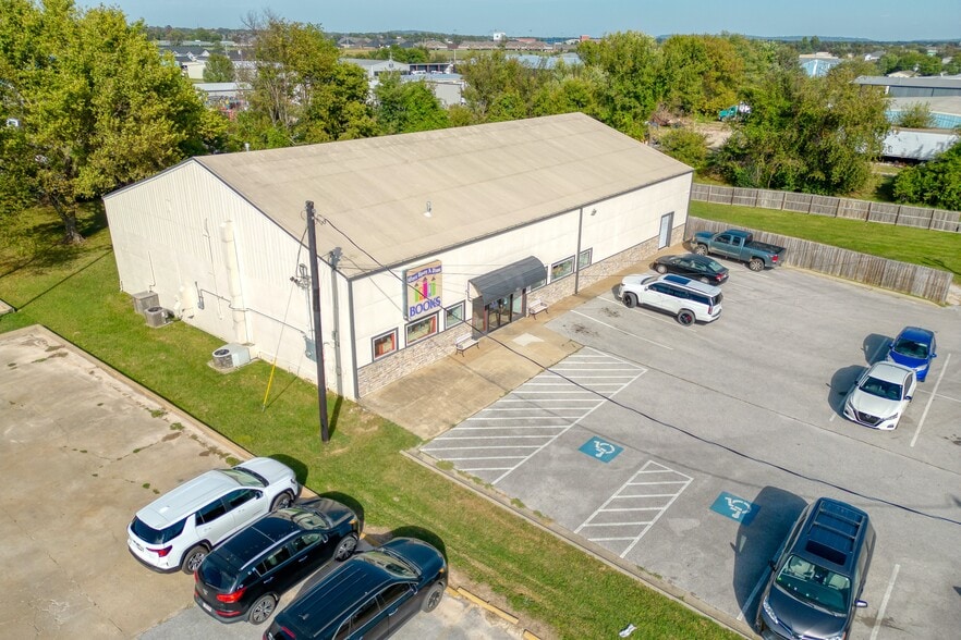 462 E Henri De Tonti Blvd, Springdale, AR for sale - Building Photo - Image 2 of 41