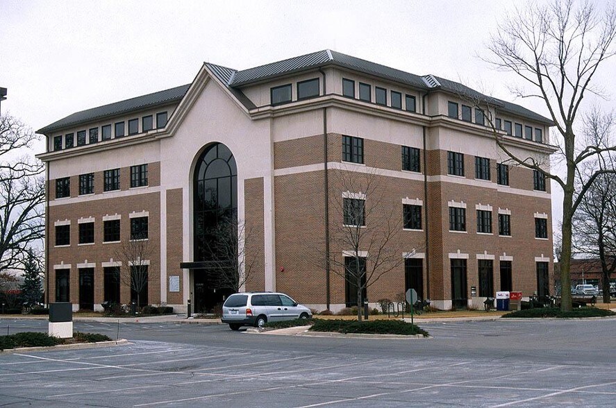 110 E Irving Park Rd, Roselle, IL for lease - Building Photo - Image 2 of 3