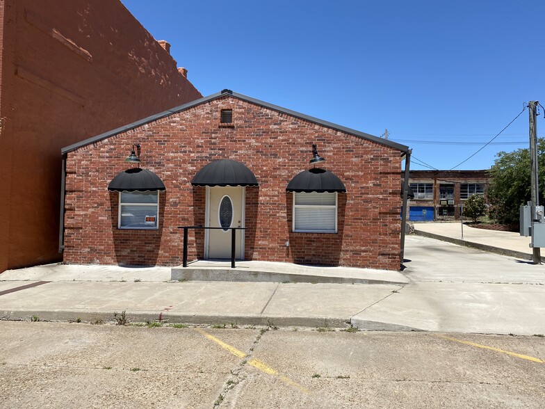 106 N Broadway St, Holdenville, OK for sale - Primary Photo - Image 1 of 1