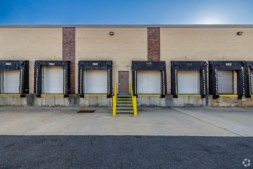 225-229 Robbins Ln, Syosset, NY for lease - Building Photo - Image 3 of 4