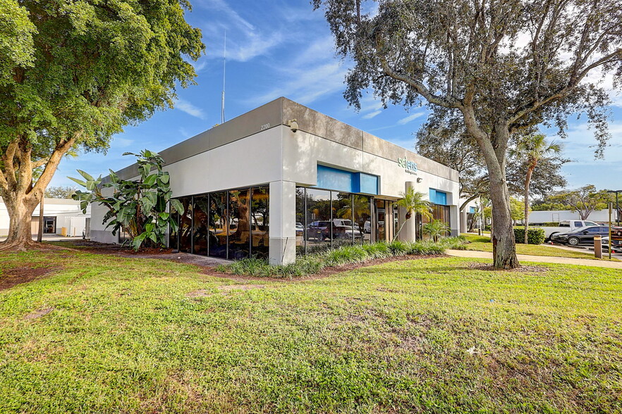 2100 Park Central Blvd N, Pompano Beach, FL for lease - Building Photo - Image 2 of 6