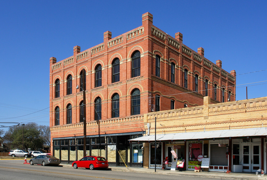 119 W San Antonio St, Lockhart, TX for lease - Primary Photo - Image 1 of 49