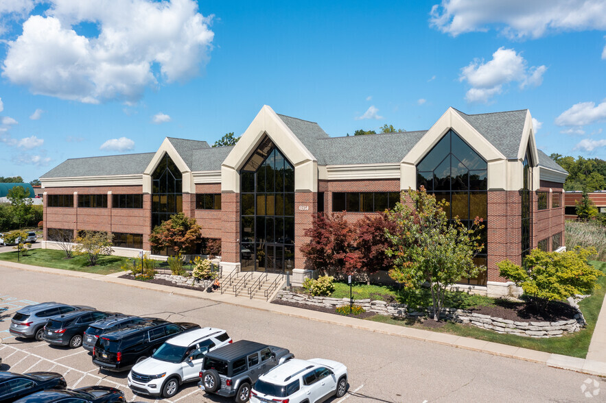 41850 W 11 Mile Rd, Novi, MI for lease - Building Photo - Image 1 of 9